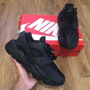 Nike air huarache black shoes sneakers women’s 8